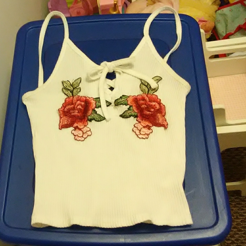 embroidered rose cropped tank - Picture 5 of 5